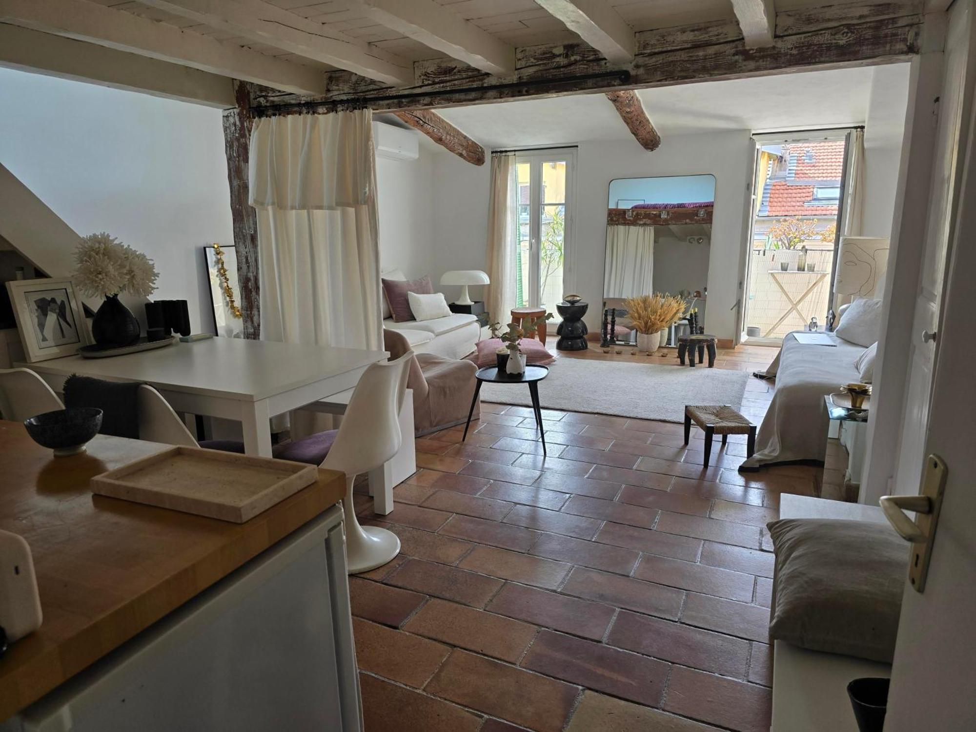 Appartement Deux Pieces Dans Le Quartier Du Port *